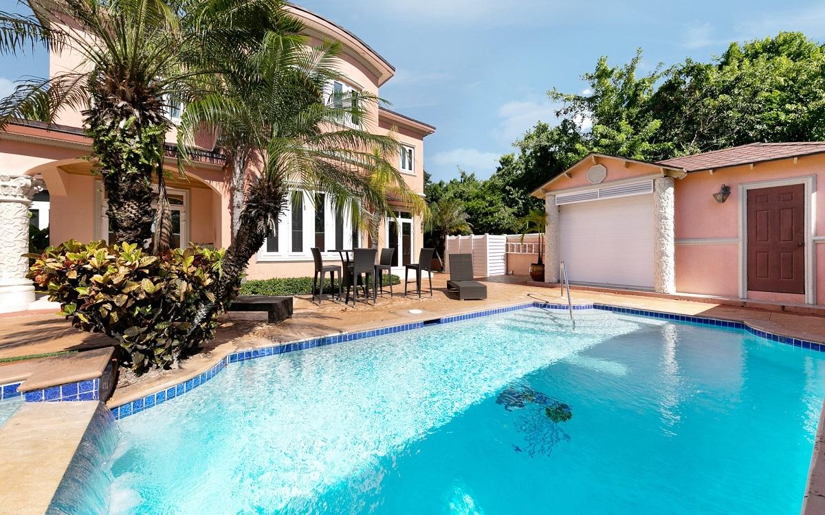 Luxury Living in Charlotteville & Turnberry